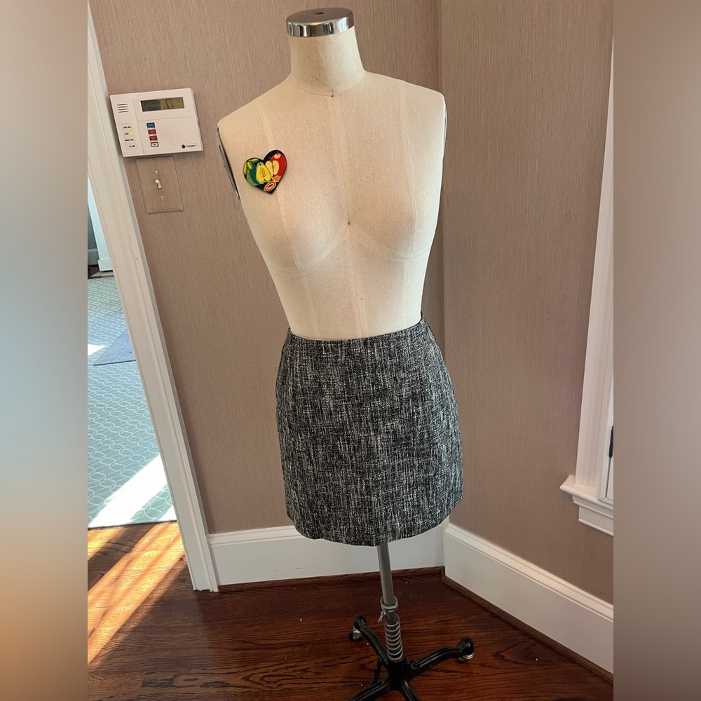 Theory mini skirt. Black and white.